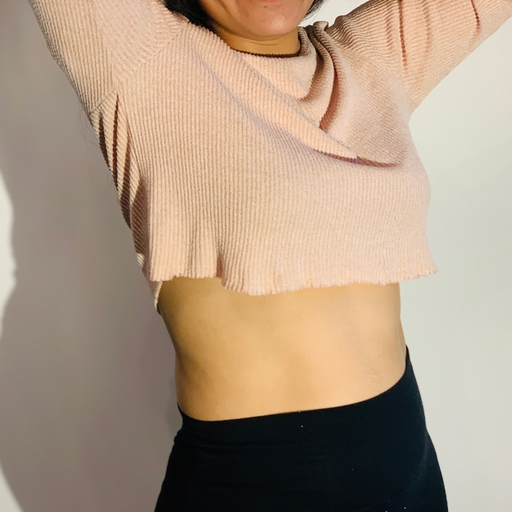 Crop top. - Picture 3 of 5